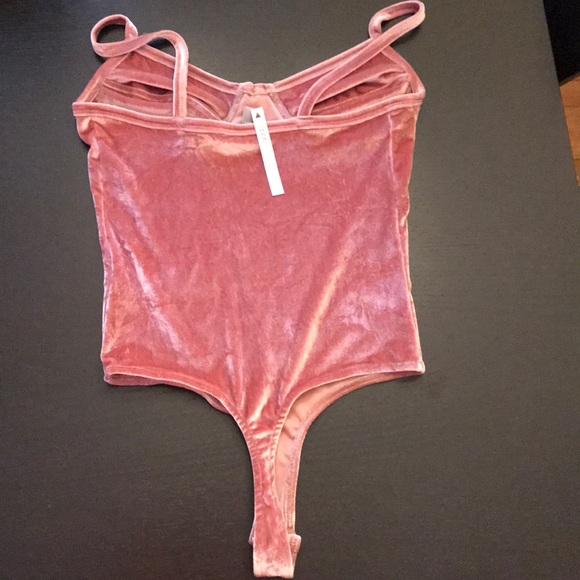 ASOS DESIGN cami body with cup detail in velvet - Picture 6 of 8